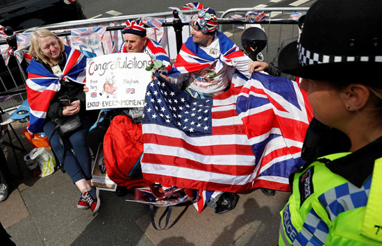 بريطانيون يحملون علم بلادهم وأمريكا احتفالا بالزفاف الملكى