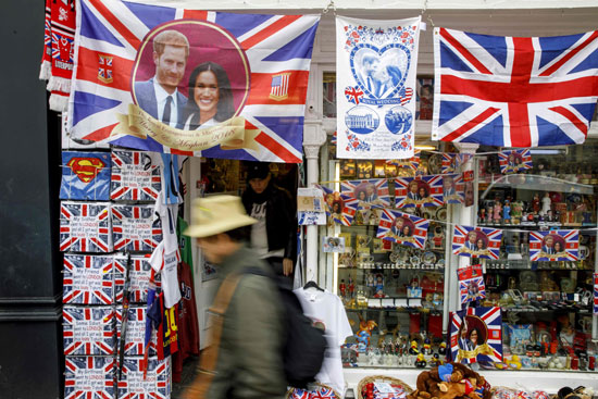 متاجر بريطانية تبيع علم بريطانيا مطبوع عليه صورة الأمير هارى وخطيبته