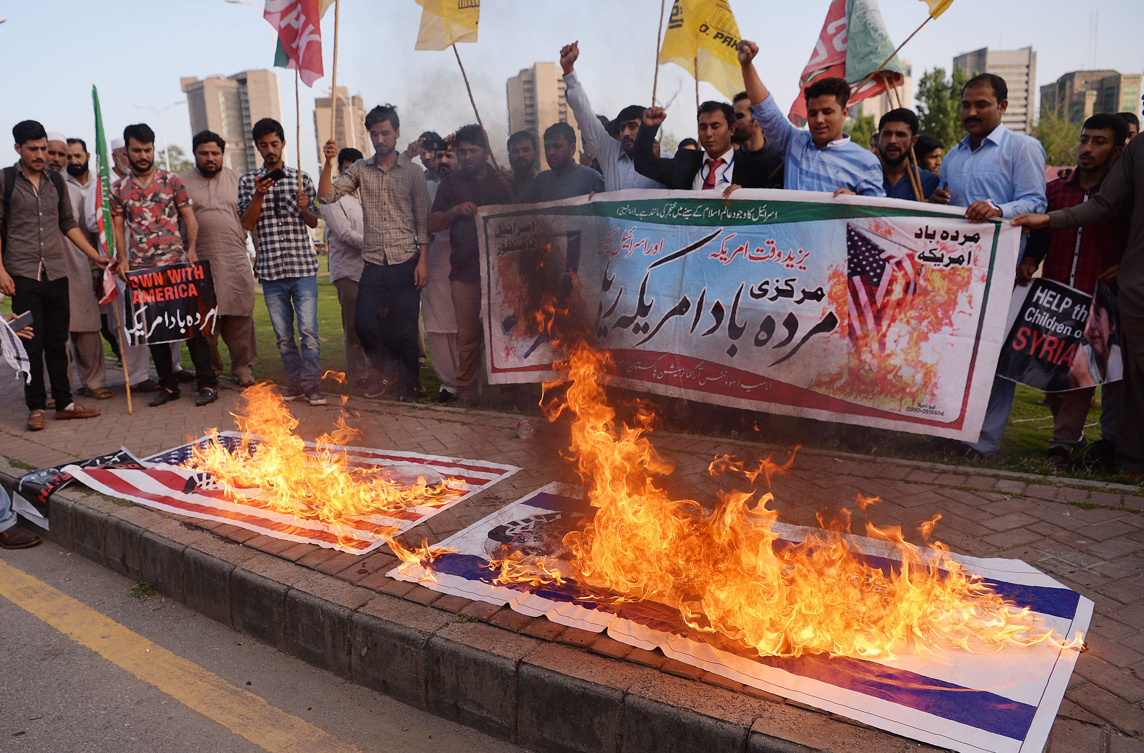 حرق العلم الإسرائيلى فى باكستان