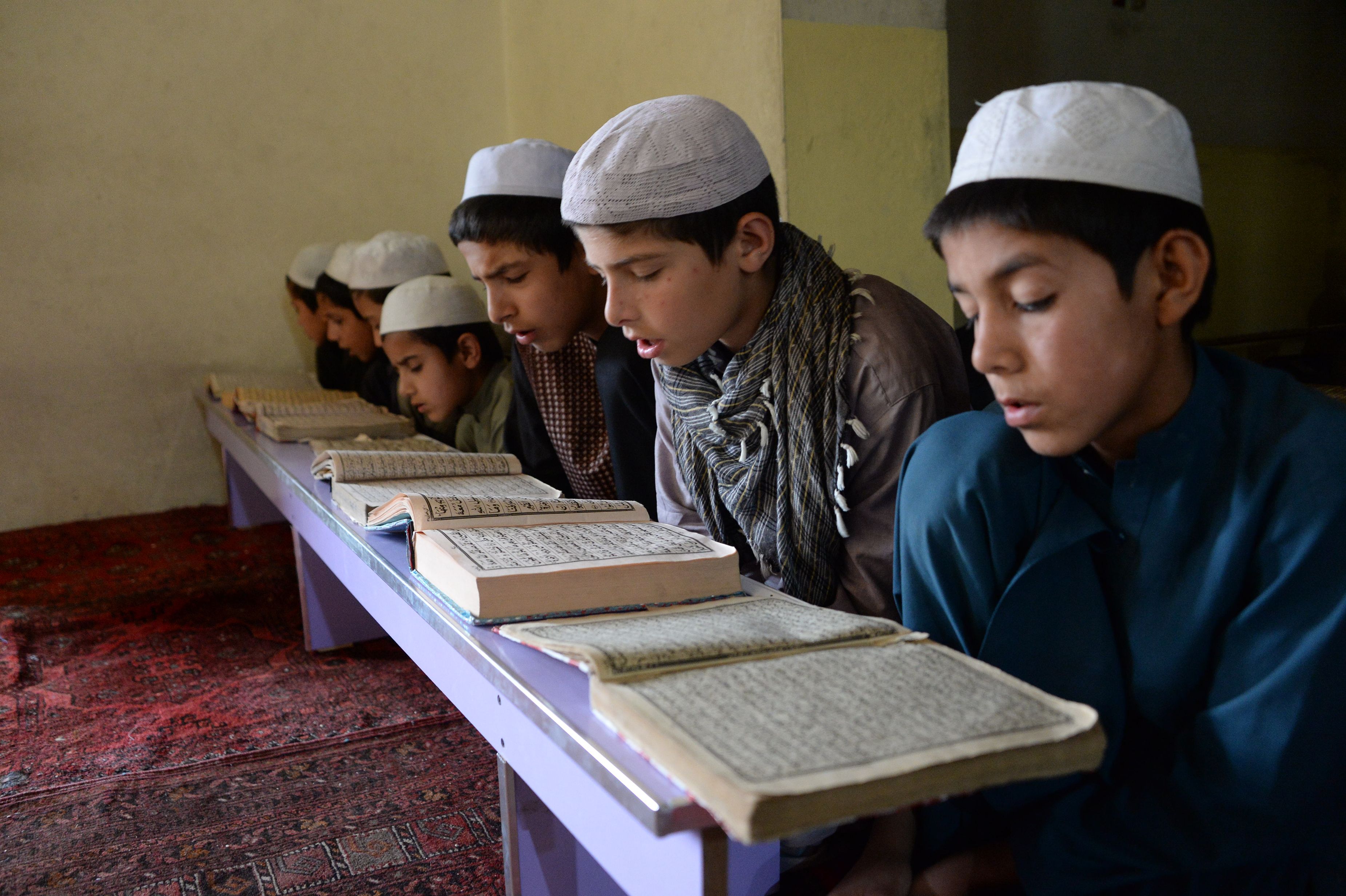 الأطفال الأفغان يقرؤون القرآن