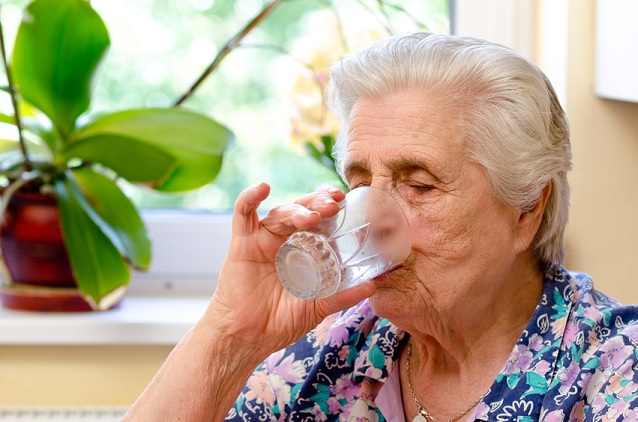 شرب الماء لكبار السن