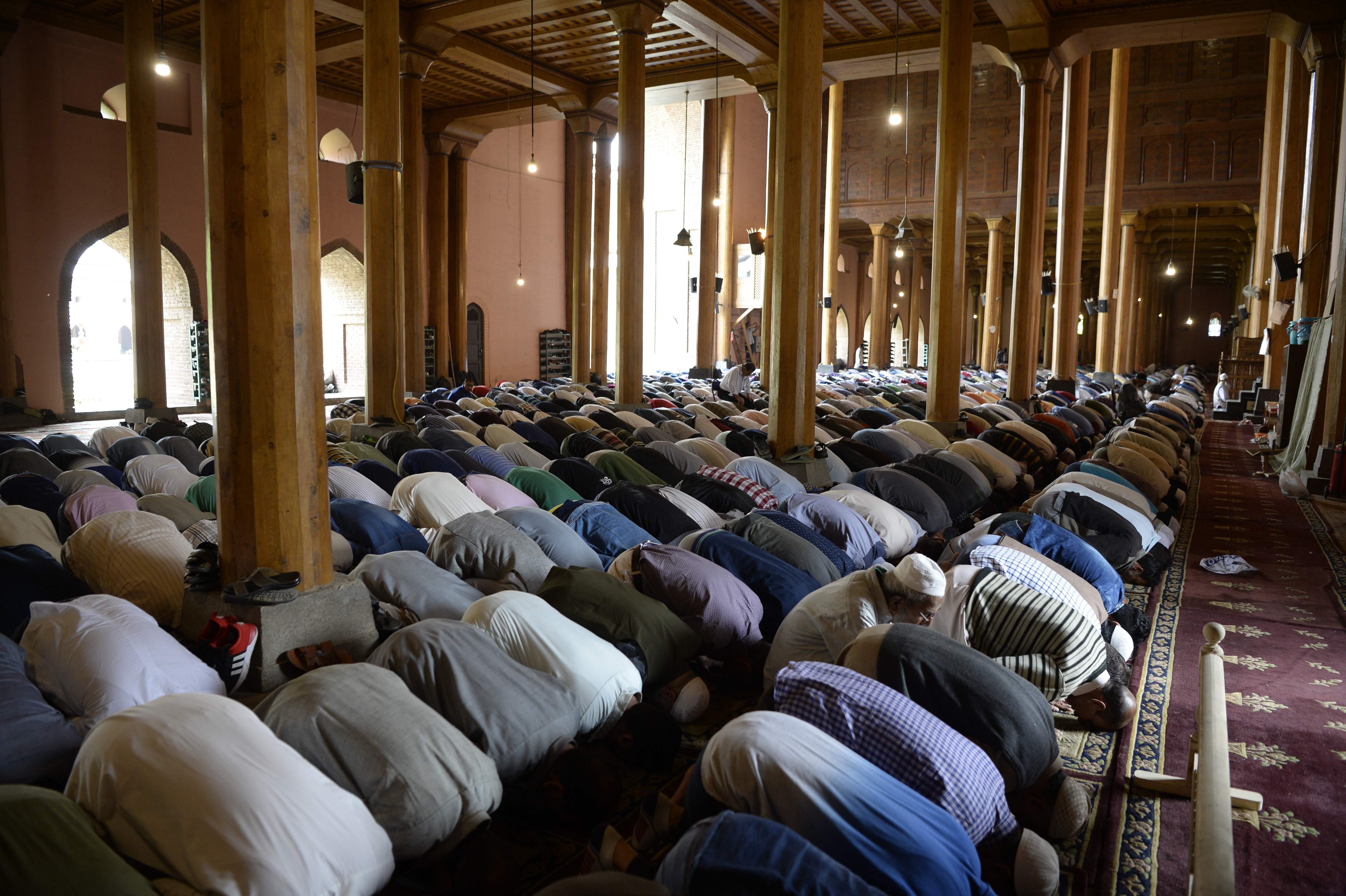 إقامة الصلاة بالمسجد الرئيسى بكشمير
