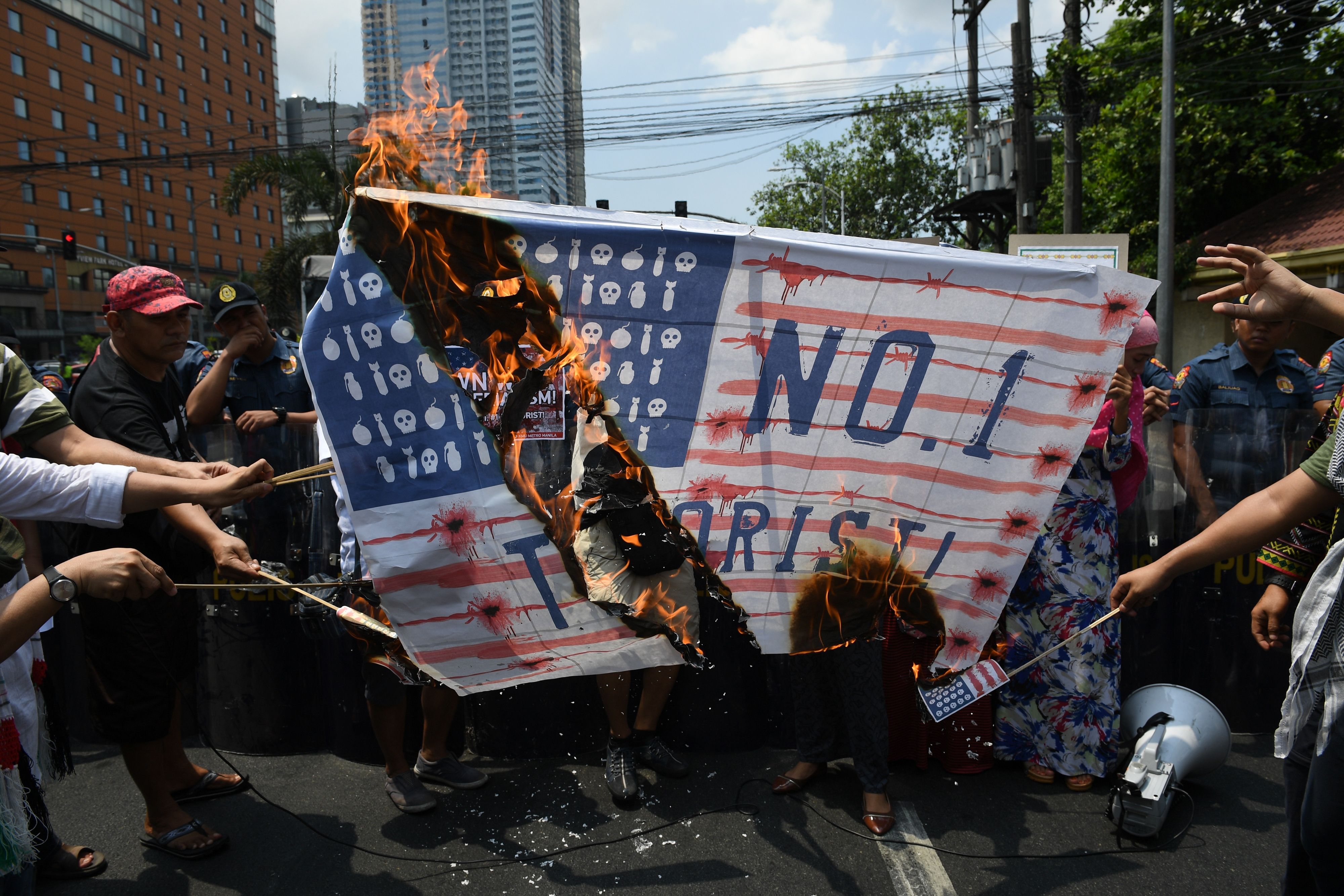 متظاهرون يحرقون أعلام أمريكا