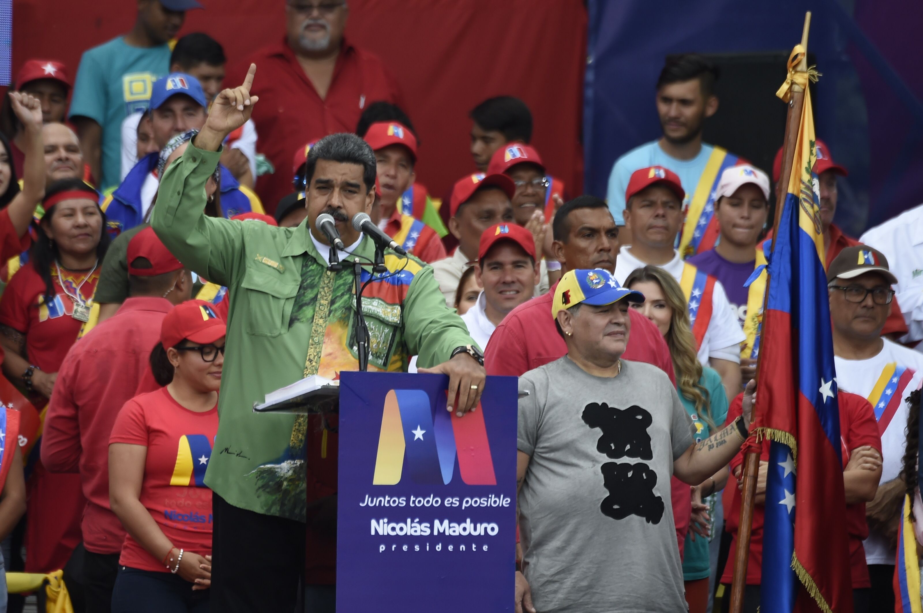 الرئيس الفنزويلى نيكولاس مادورو  وبجواره ماردونا