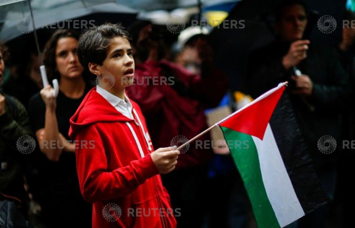 علم فلسطين يرفرف فى المظاهرة