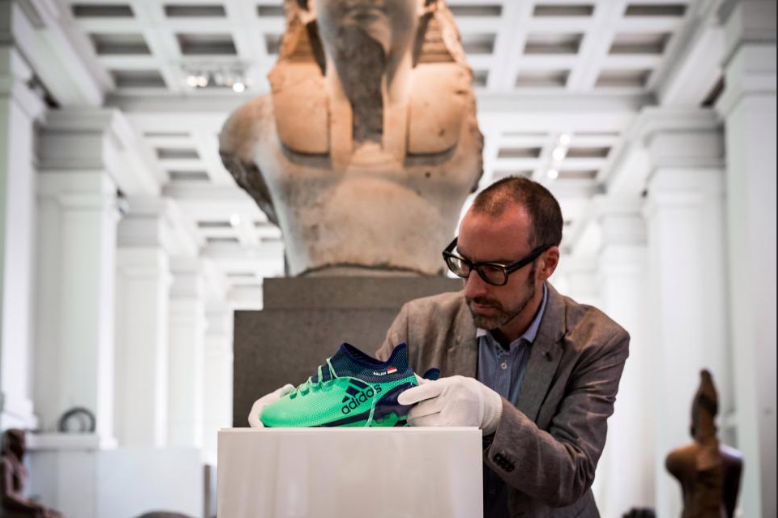 حذاء محمد صلاح خلال وضعه في المتحف البريطاني