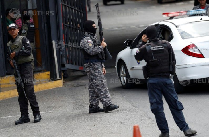 قوات الأمن فى فنزويلا خارج مقر الاحتجاز