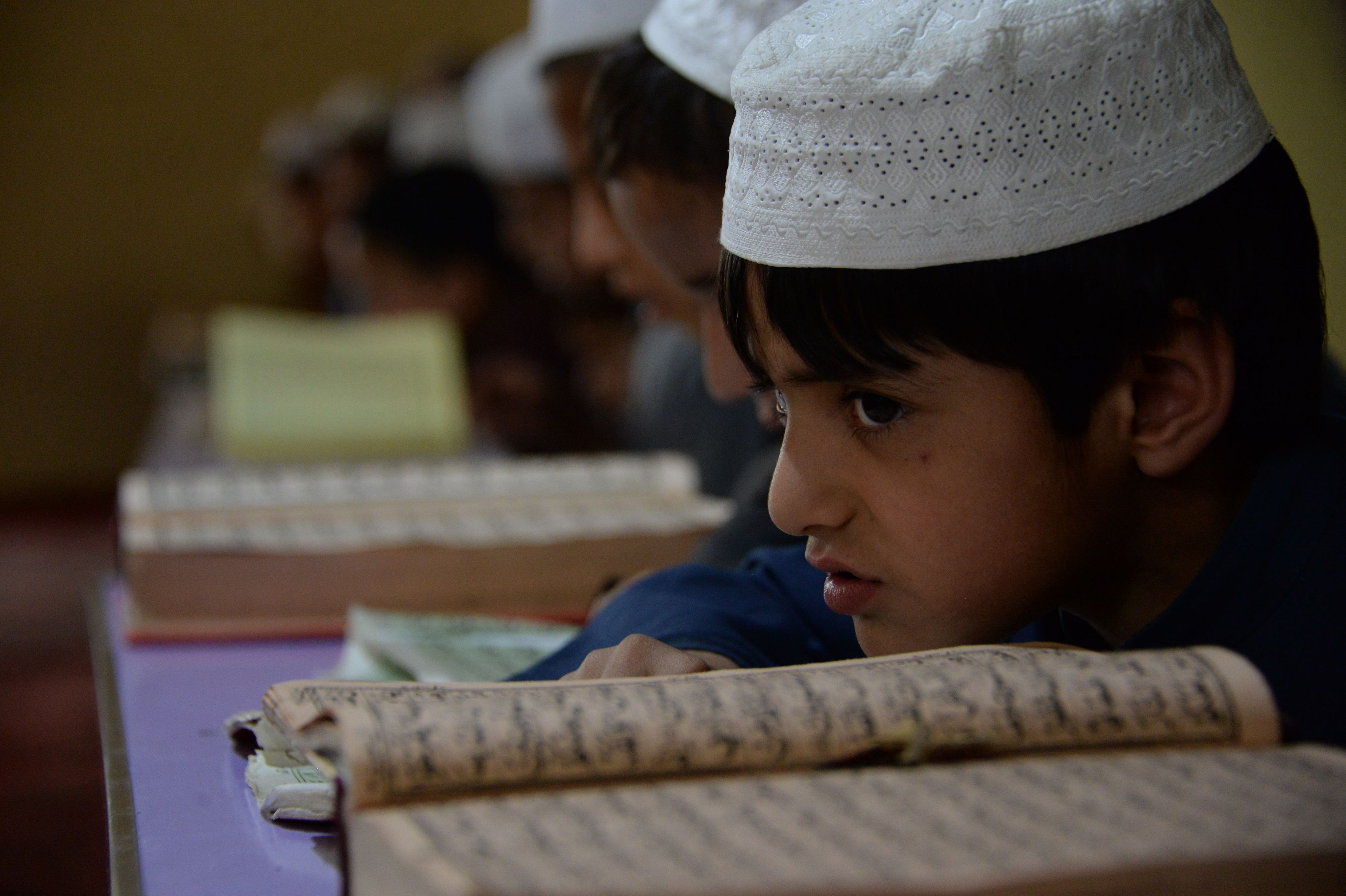 الأطفال يقرؤون القرآن