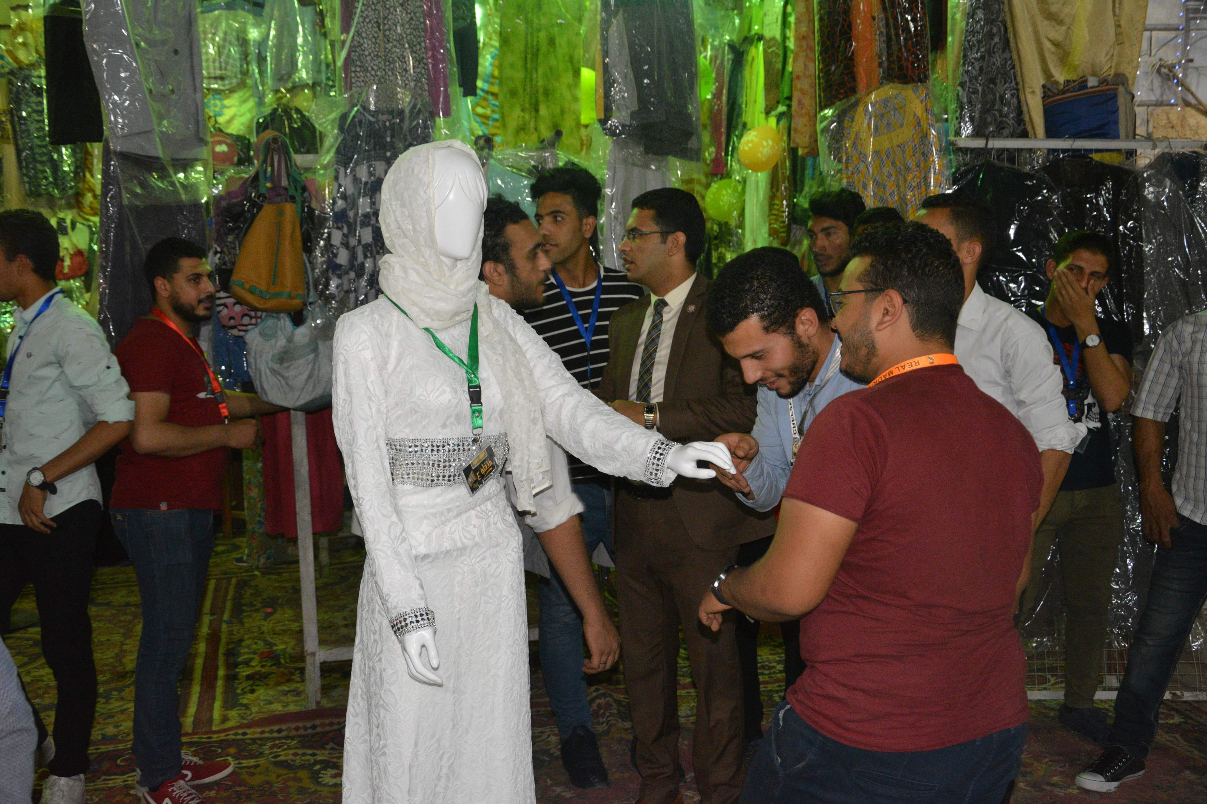11- فستان عروسة ضمن ملابس المعرض