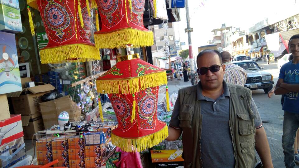  أهالى شمال سيناء يقبلون على شراء فوانيس رمضان (1)