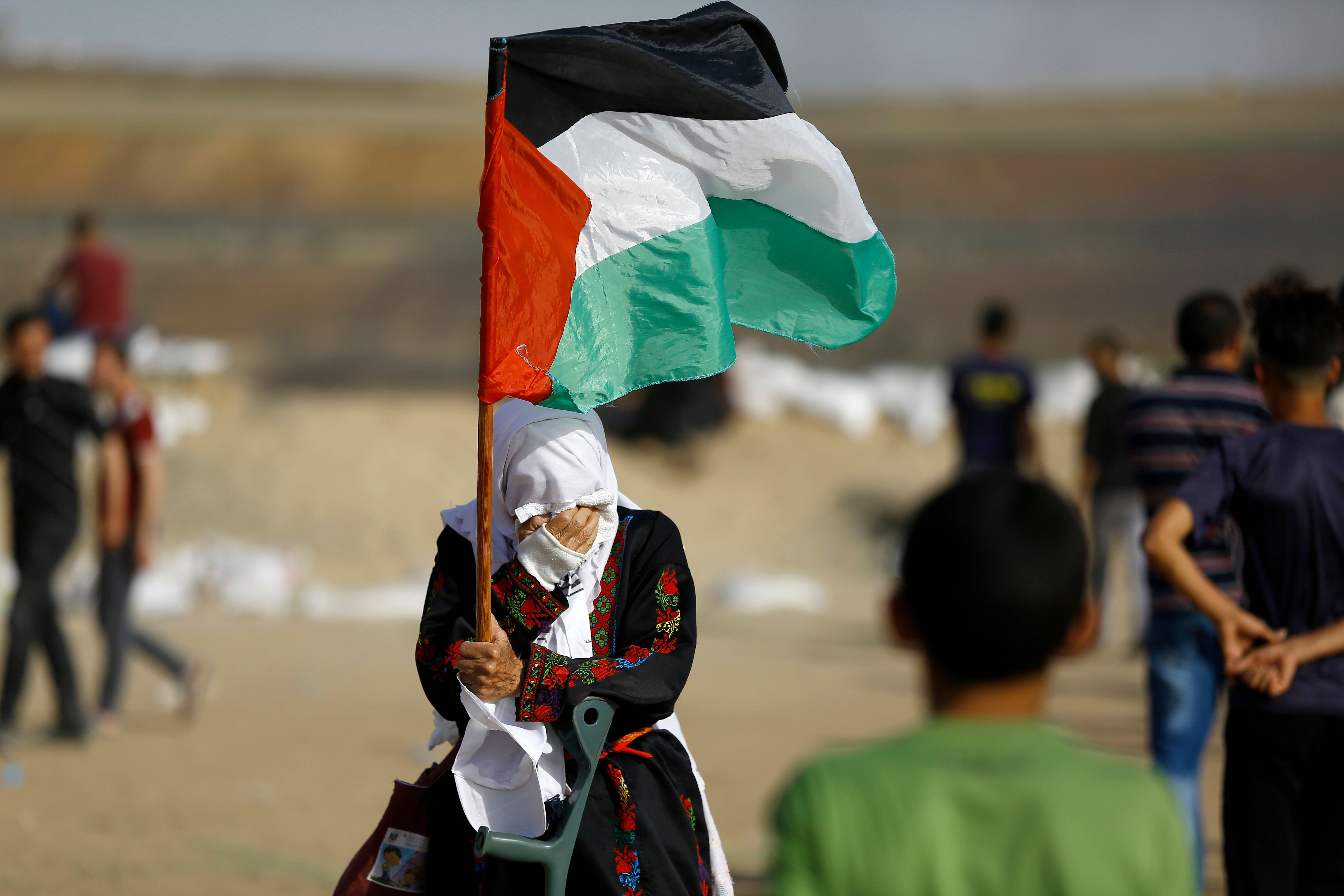 سيدة ترفع علم فلسطين