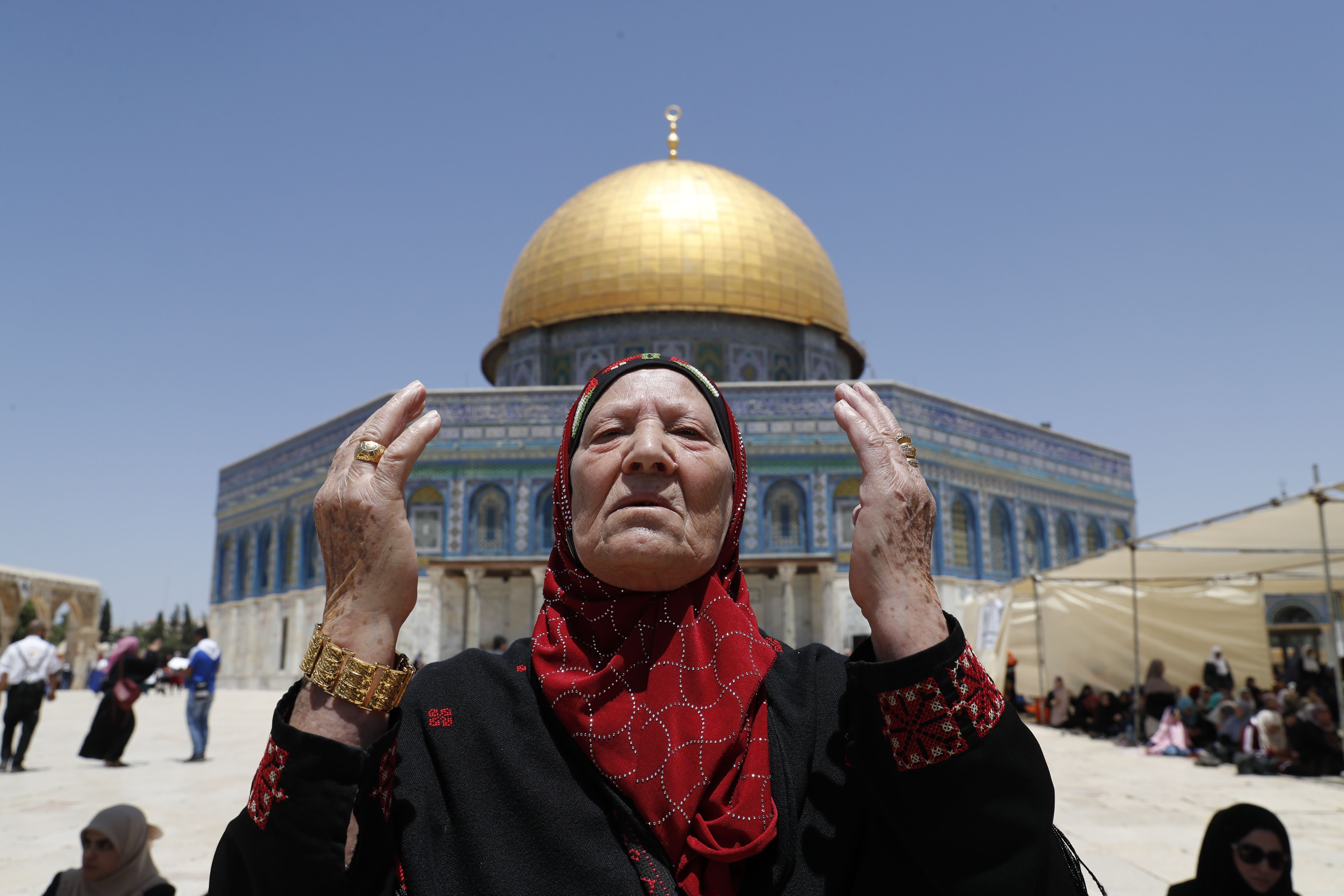 امرأة فلسطينية تؤدى صلاة الجمعة بالقدس 