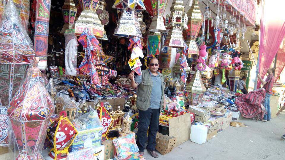  أهالى شمال سيناء يقبلون على شراء فوانيس رمضان (2)