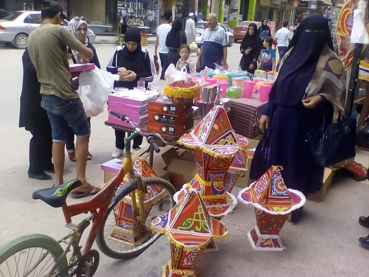  أهالى شمال سيناء يقبلون على شراء فوانيس رمضان (7)