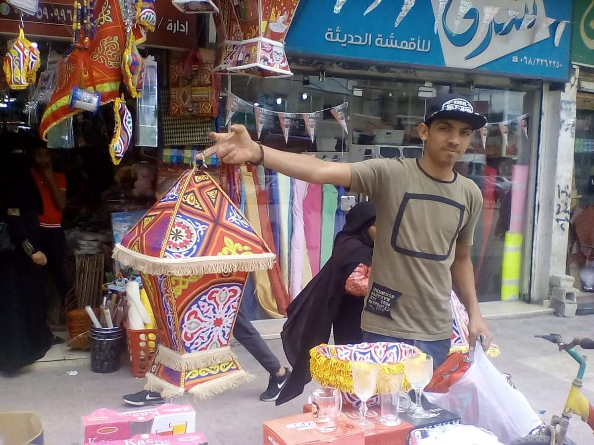  أهالى شمال سيناء يقبلون على شراء فوانيس رمضان (5)