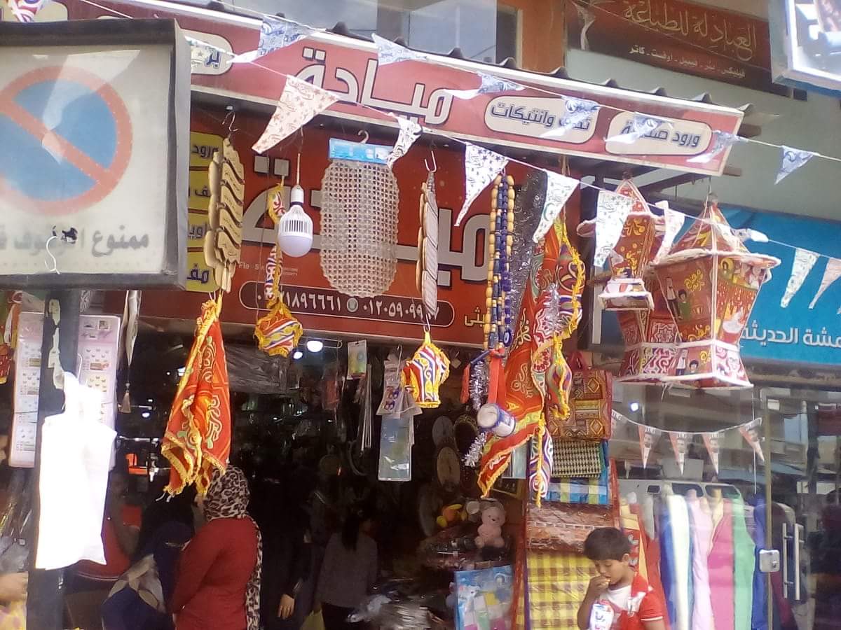  أهالى شمال سيناء يقبلون على شراء فوانيس رمضان (6)