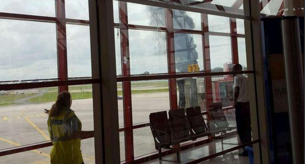 الدخان من داخل المطار