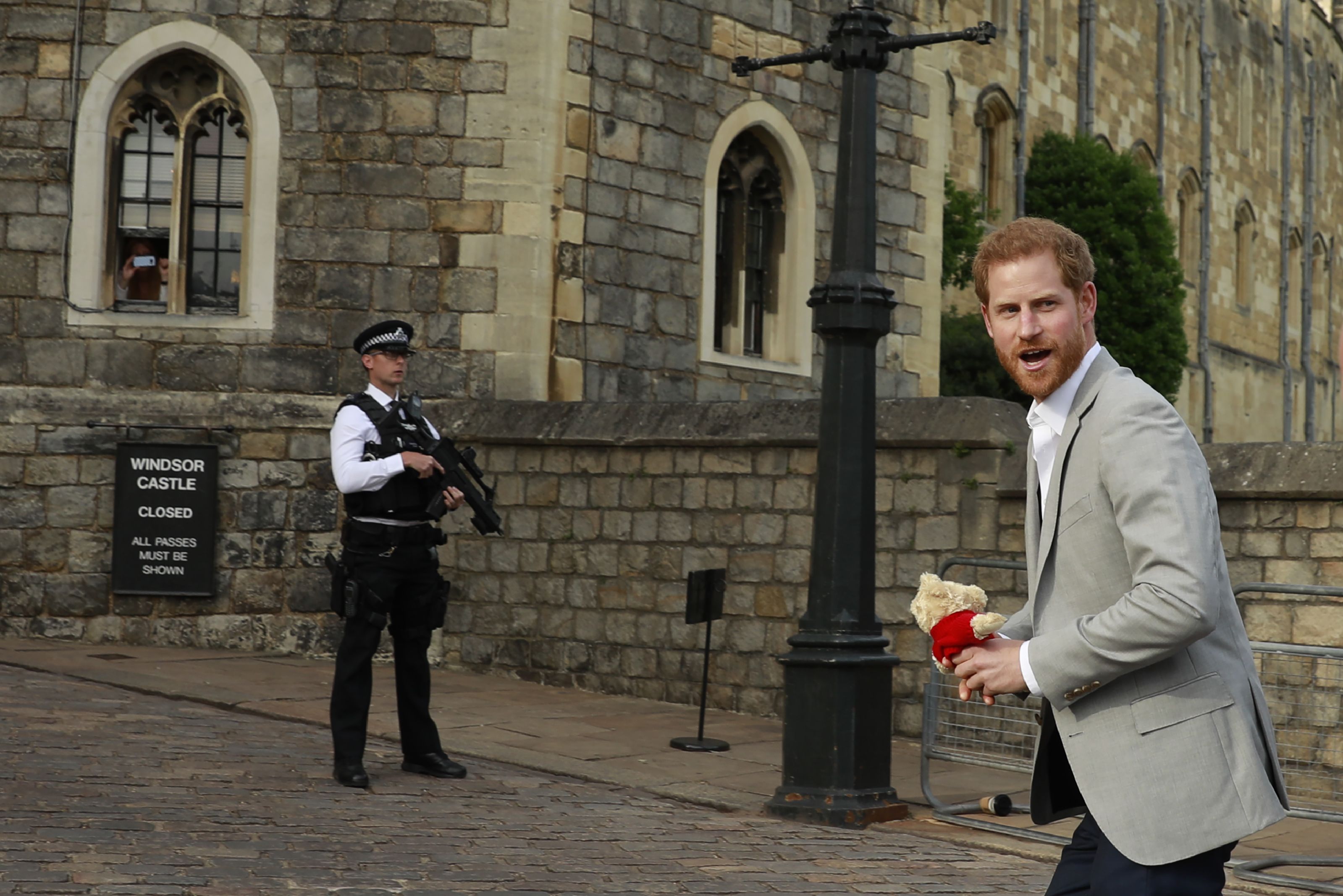 الأمير هاري يمر من أمام شرطي