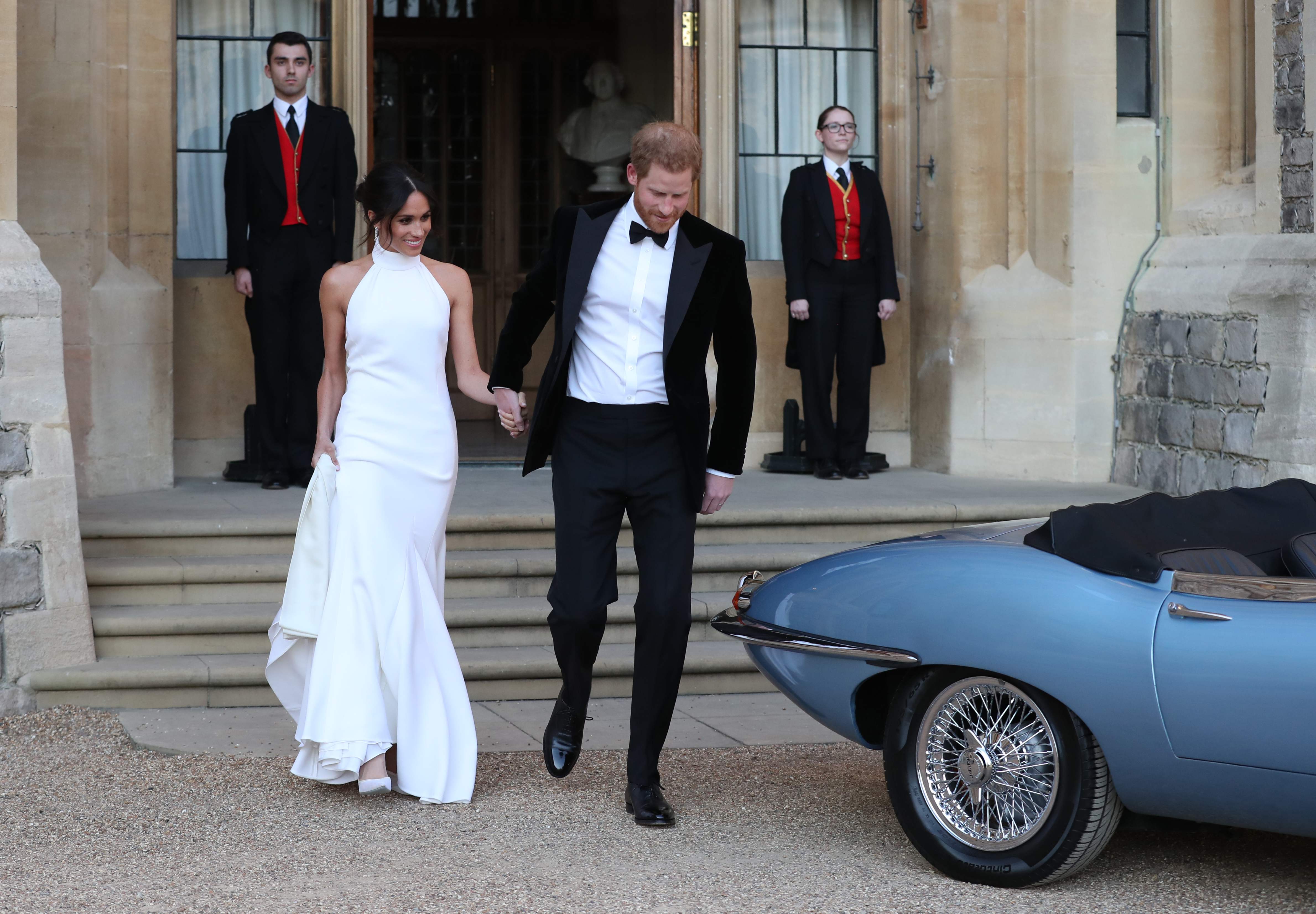 الأمير هارى يصطحب زوجته ماركل فى جولة بسيارته الخاصة بعد الزفاف