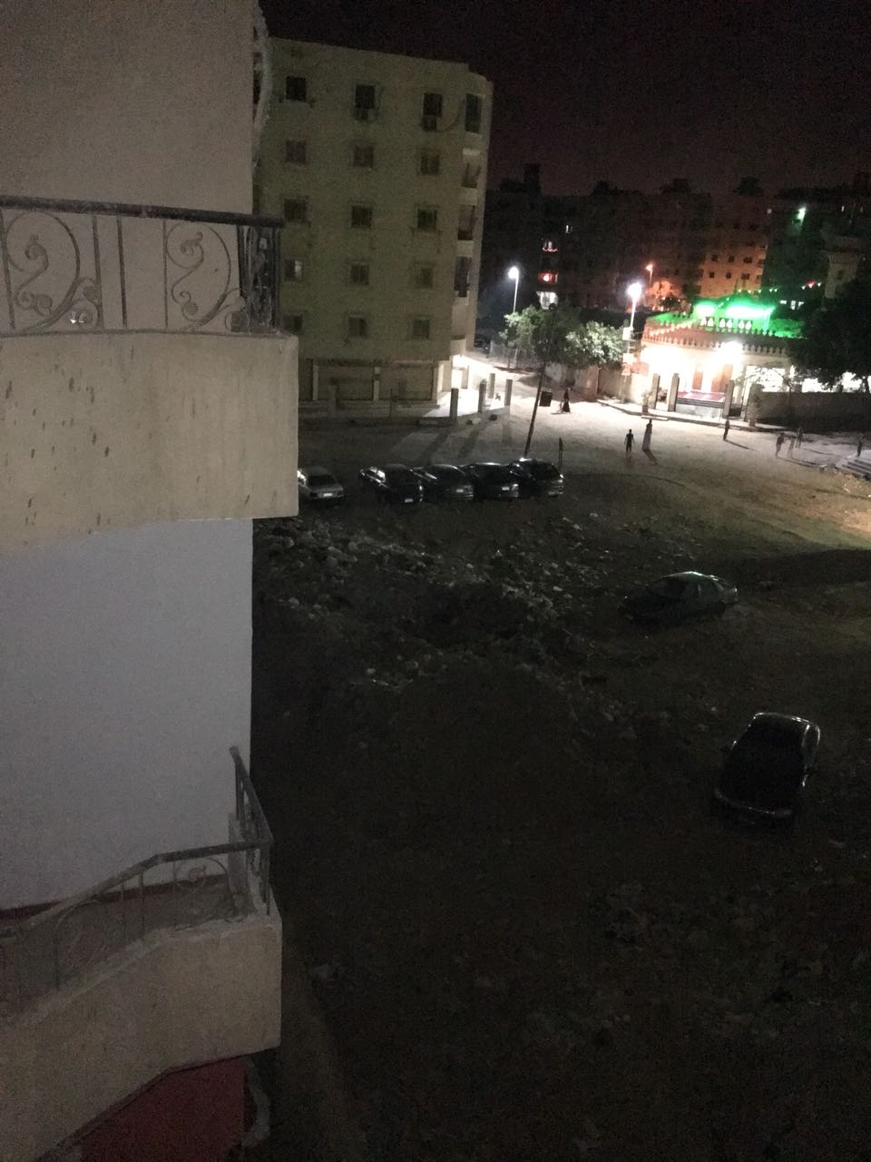 القمامة تغزو شوارع حدائق الأهرام