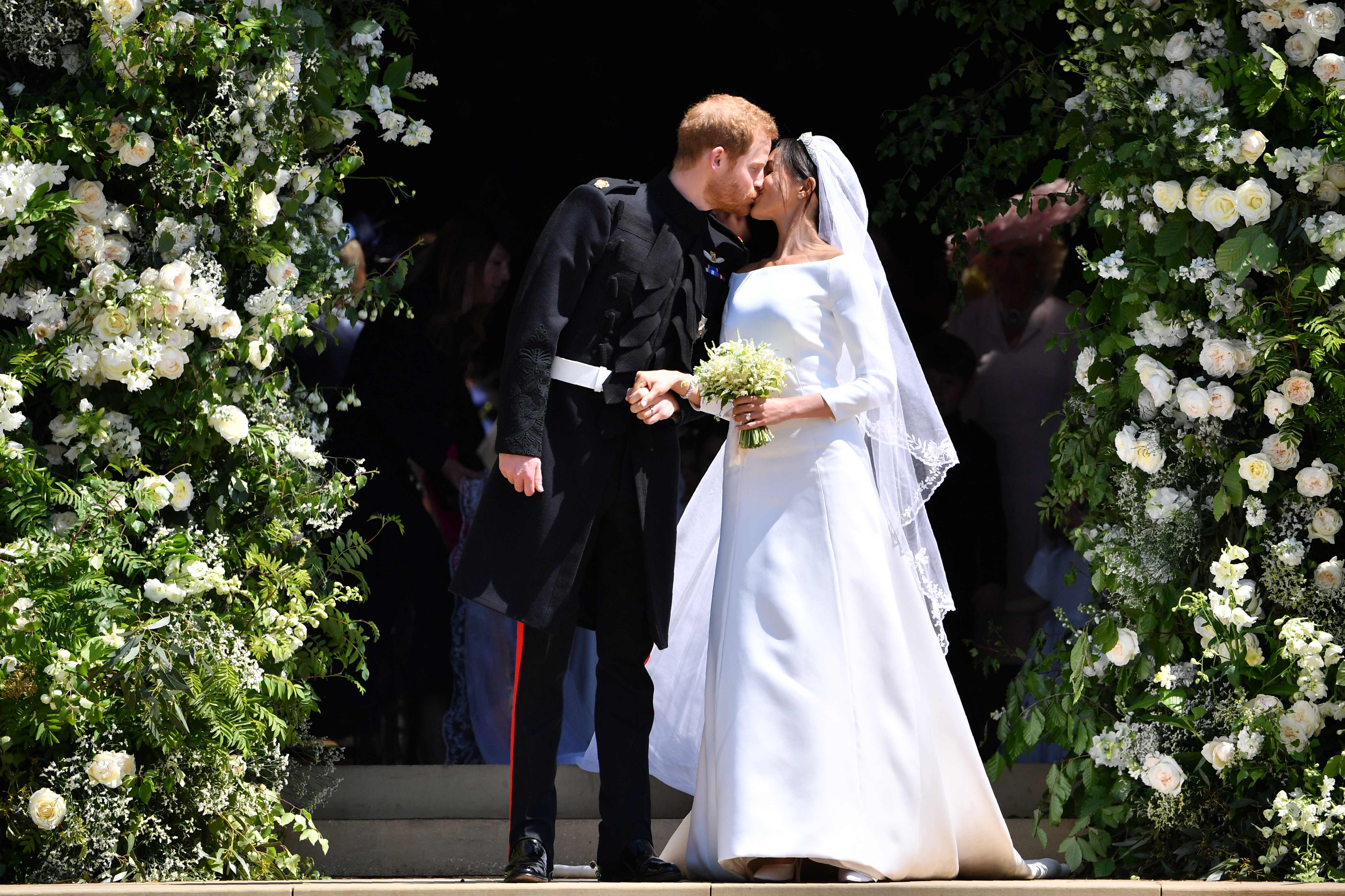 قبلة العروسين الملكيين الأمير هارى وميجان ماركل