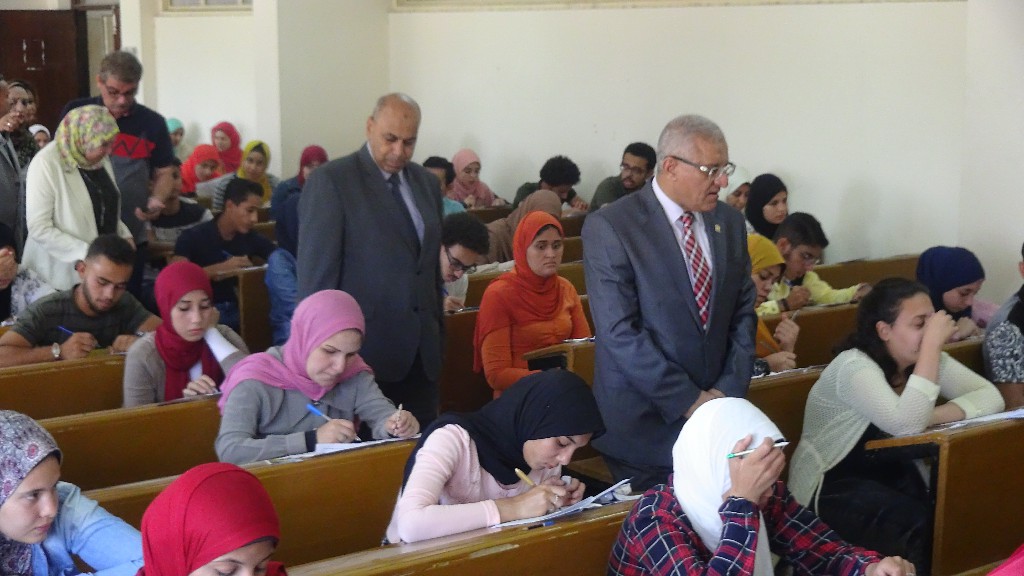 رئيس جامعة المنيا يتفقد الامتحانات (3)