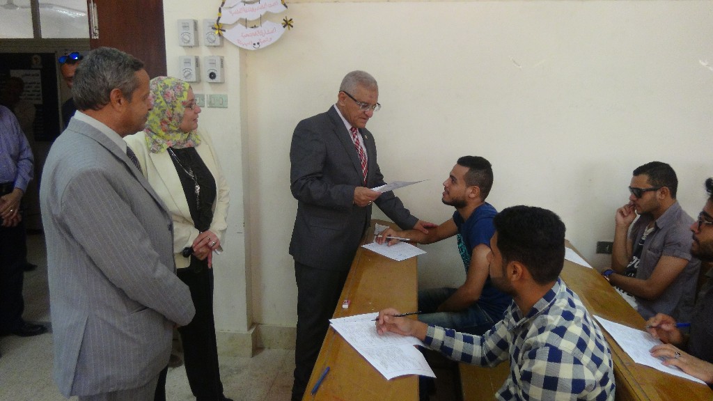 رئيس جامعة المنيا يتفقد الامتحانات (11)