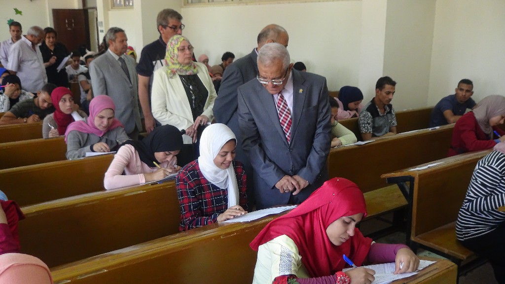 رئيس جامعة المنيا يتفقد الامتحانات (10)