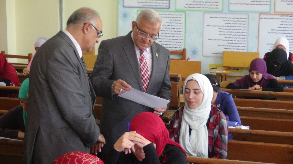 رئيس جامعة المنيا يتفقد الامتحانات (9)