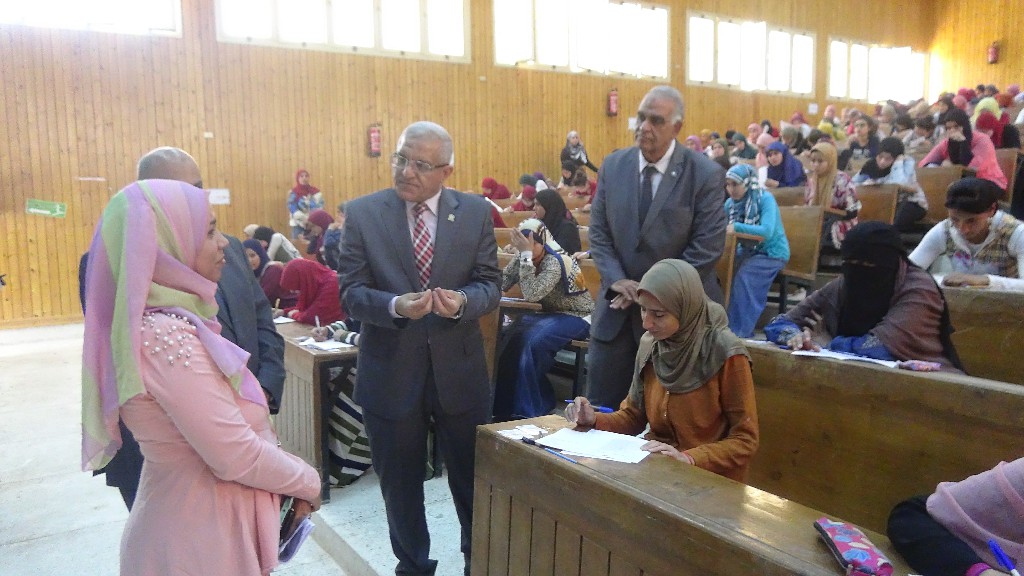رئيس جامعة المنيا يتفقد الامتحانات (1)