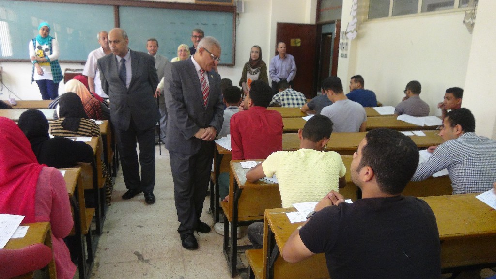 رئيس جامعة المنيا يتفقد الامتحانات (4)
