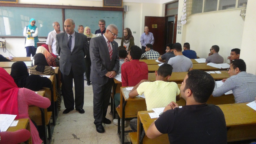 رئيس جامعة المنيا يتفقد الامتحانات (6)