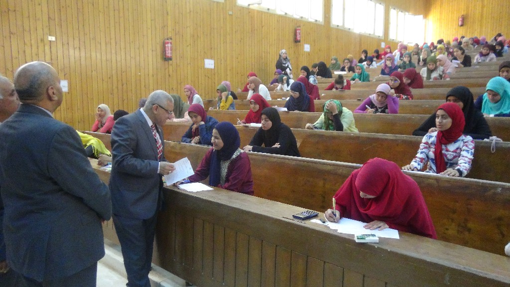 رئيس جامعة المنيا يتفقد الامتحانات (5)