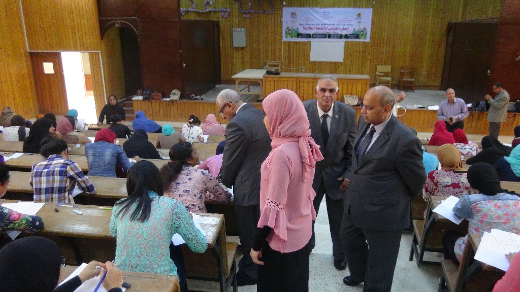 رئيس جامعة المنيا يتفقد الامتحانات (2)