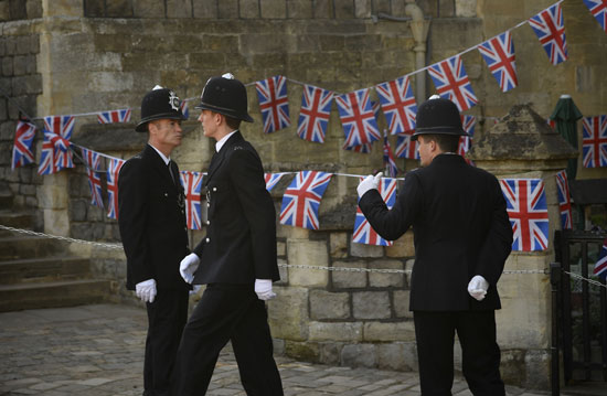 دورية للشرطة البريطانية قبيل وصول موكب الزفاف