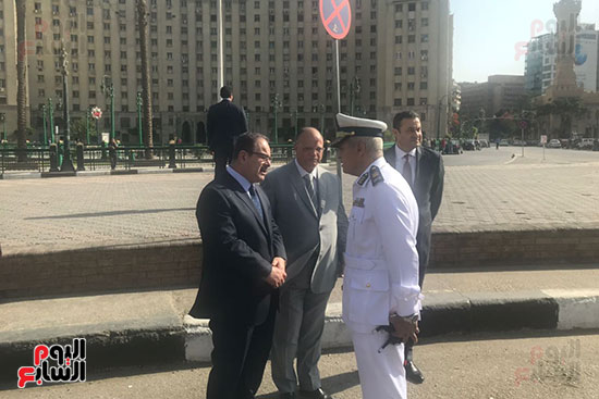 وزير-الداخلية-فى-ميدان-التحرير-(2)