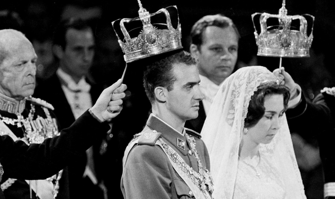 الأمير خوان كارلوس من أسبانيا والأميرة صوفيا من اليونان خلال زفافهما فى أثينا عام 1962