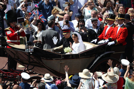 توافد الجماهير حول الأمير هارى والممثلة ميجان ماركل 