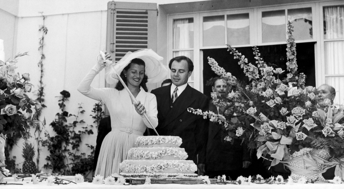 الأمير  على خان والممثلة الأمريكية ريتا هاورد فى فرنسا عام 1949