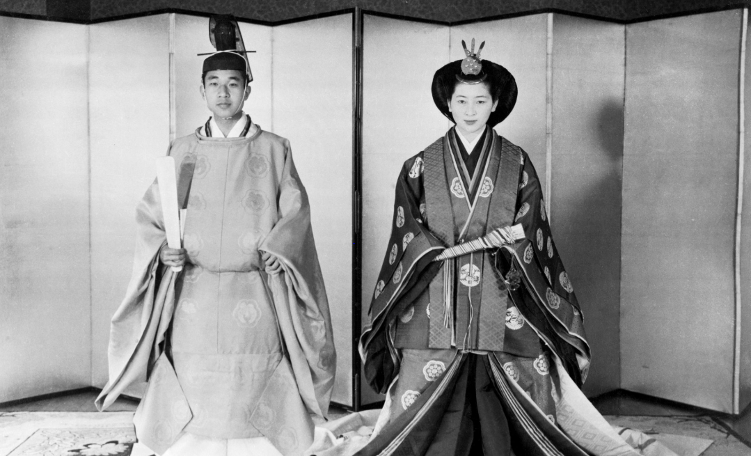 ولى العهد اليابان أكيهيتو وميتشيكو شودا خلال زفافهما عام 1959