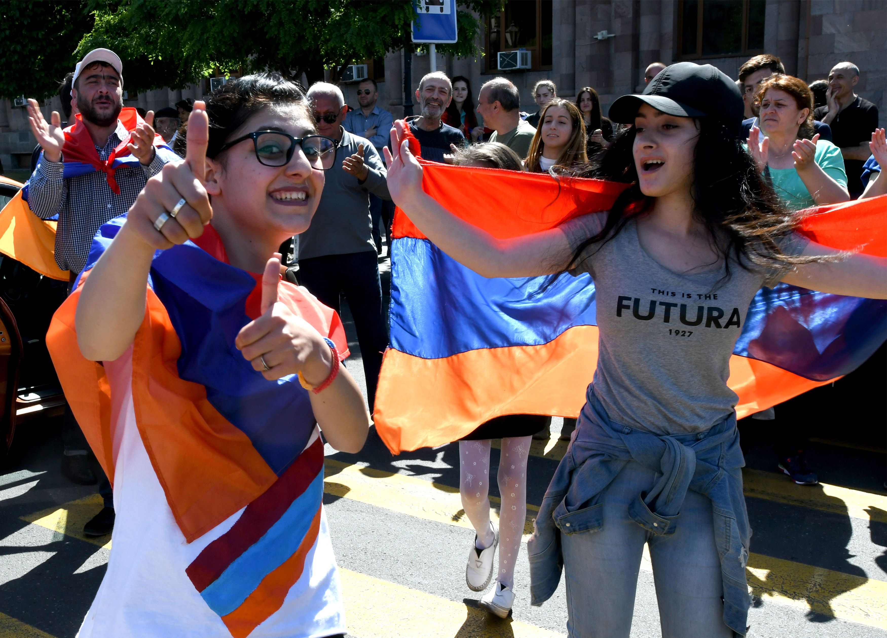 فتيات المعارضة الأرمينية يرقصن فى الشوارع