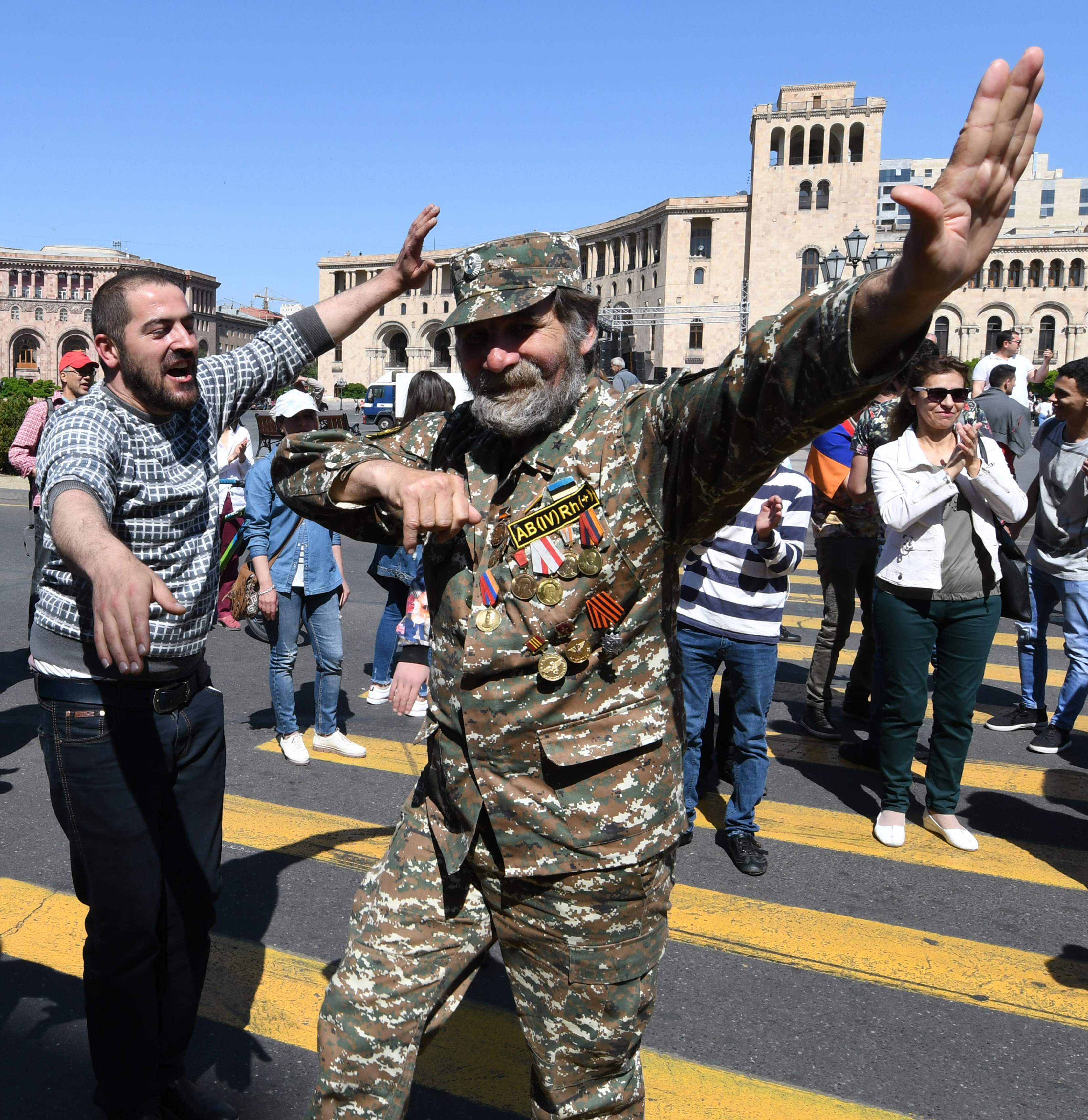 رقصات فى شوارع أرمينيا عقب إعلان العصيان المدنى