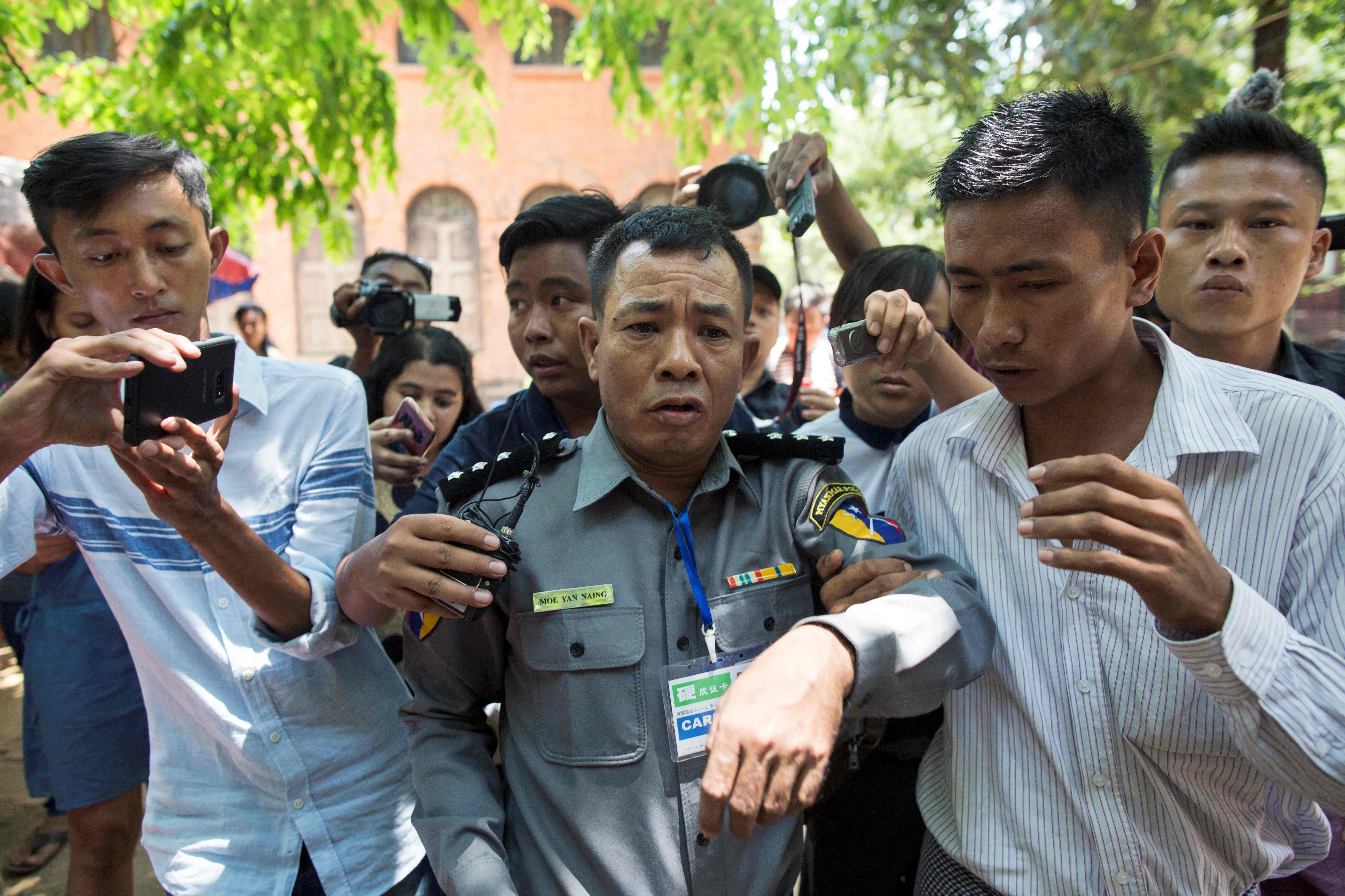 شرطى فى ميانمار يشهد بقضية صحفيى رويترز