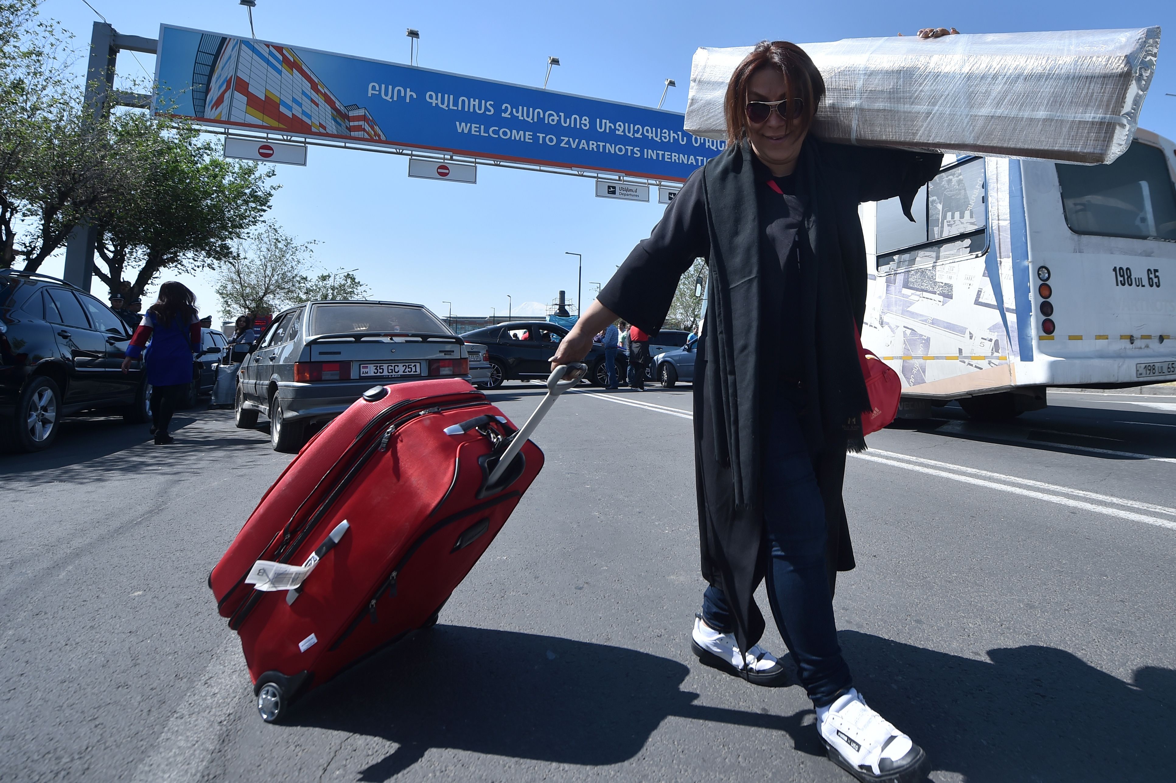 مسافرة تتجه إلى المطار سيرًا بسبب قطع الطرق فى أرمينيا