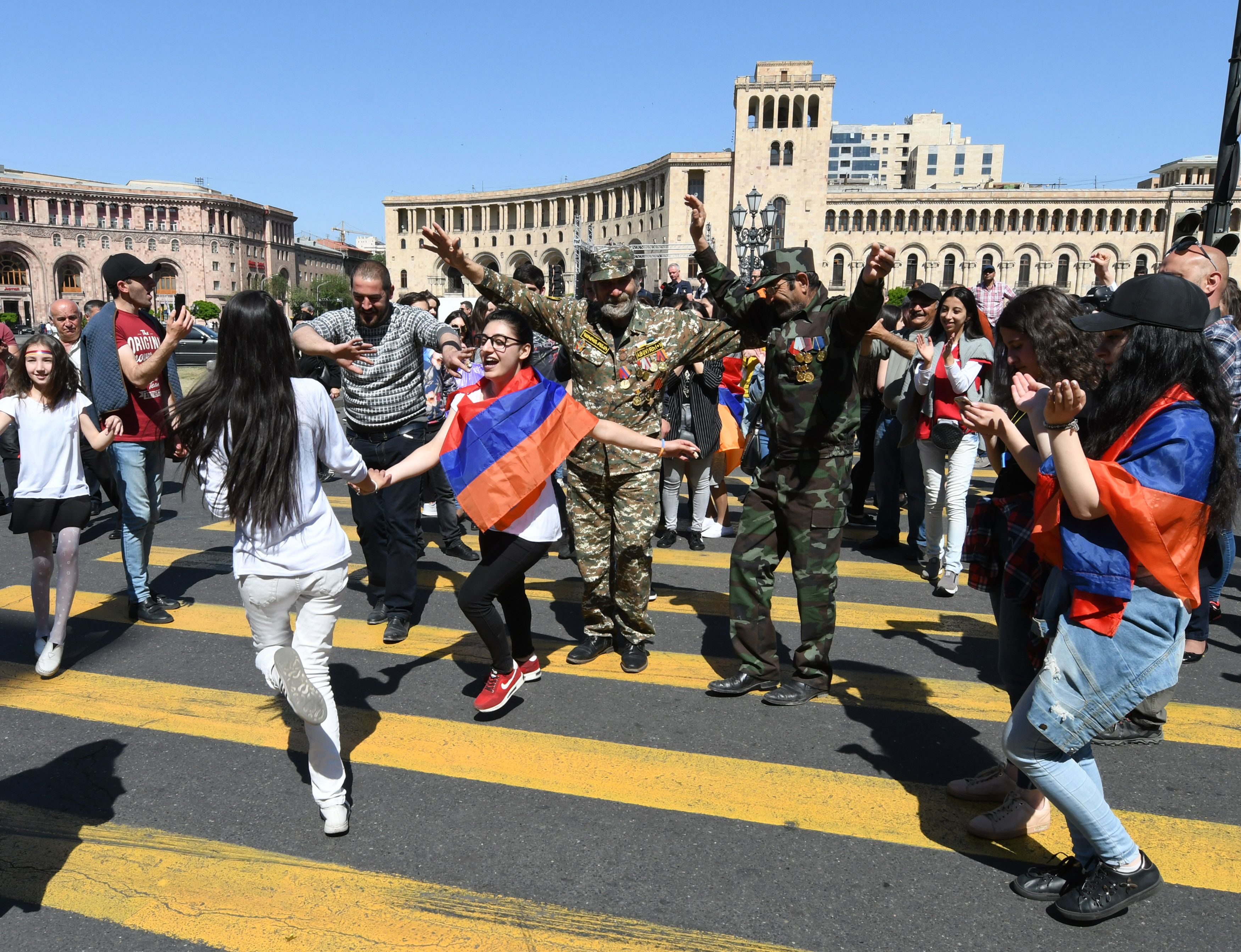 المعارضة الأرمينية تقطع الطرق وتعلن العصيان المدنى