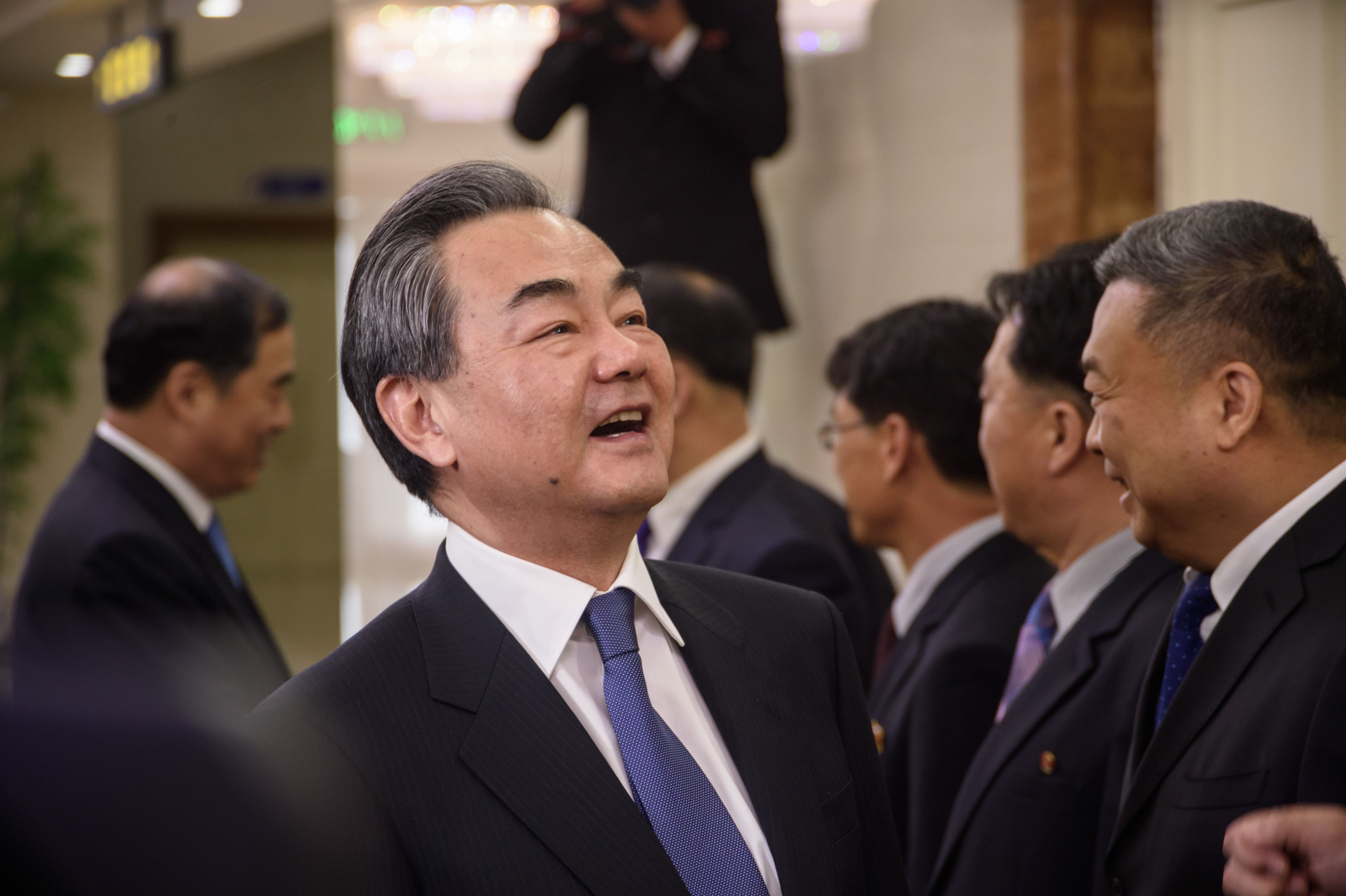 ضحكات وزير الخارجية الصينى خلال استقباله فى بيونج يانج