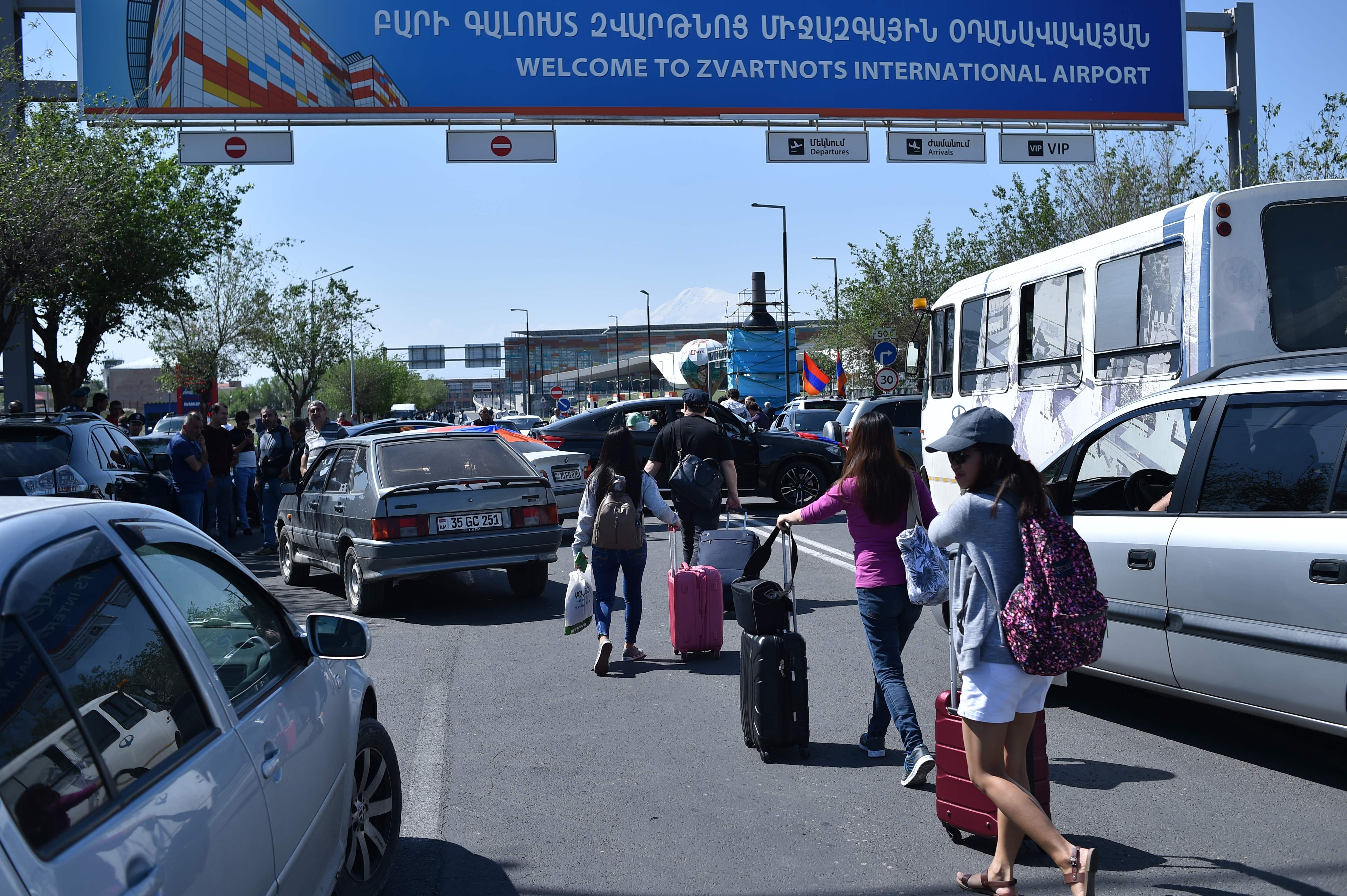مسافرون يتجهون إلى المطار سيرًا بسبب قطع الطرق فى أرمينيا