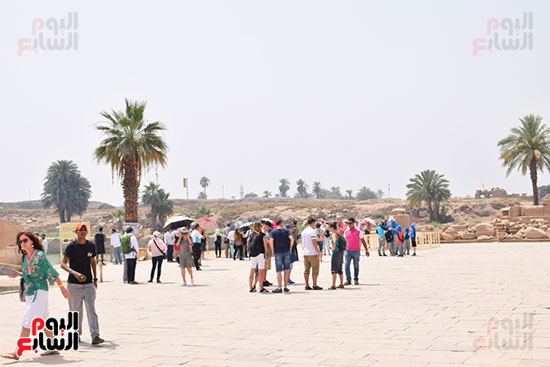            جانب من توافد السياح علي المعابد رغم حرارة الطقس