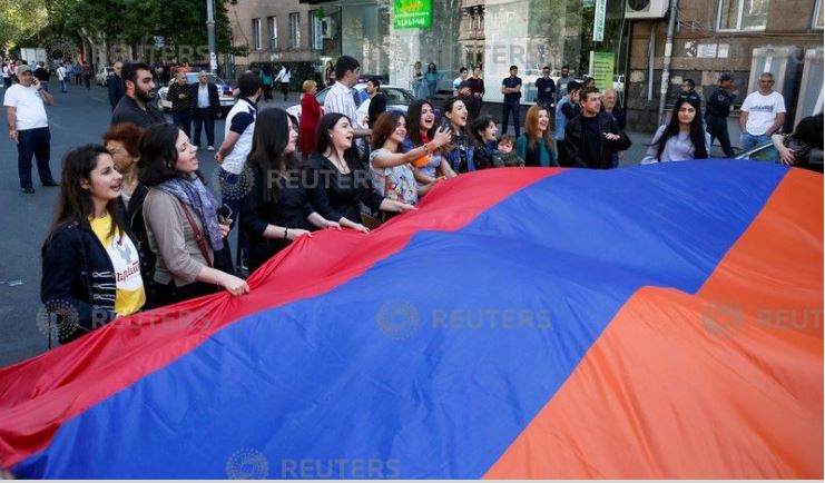 متظاهرون فى أرمينيا يحملون علم كبير لبلادهم