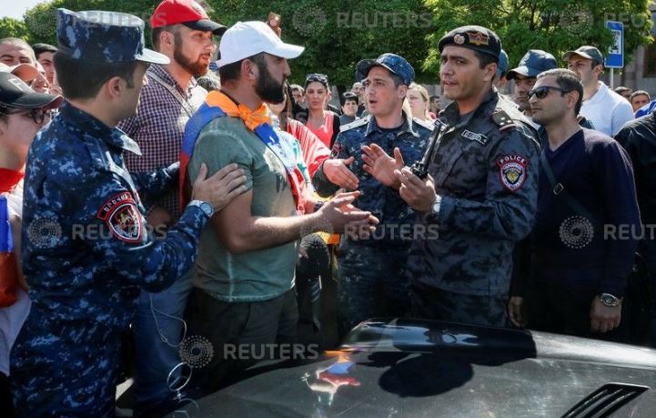 الشرطة الأرمينية تحاول إقناع المعارضين بفتح الشوارع